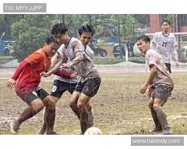 足球明星因行为不当被校队开除引发广泛关注与讨论
