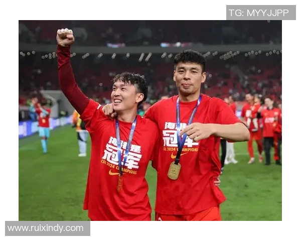 足球明星们的合照图展现了友谊与竞技精神的完美结合与精彩瞬间 足球明星们的合照图展现了友谊与竞技精神的完美结合与精彩瞬间