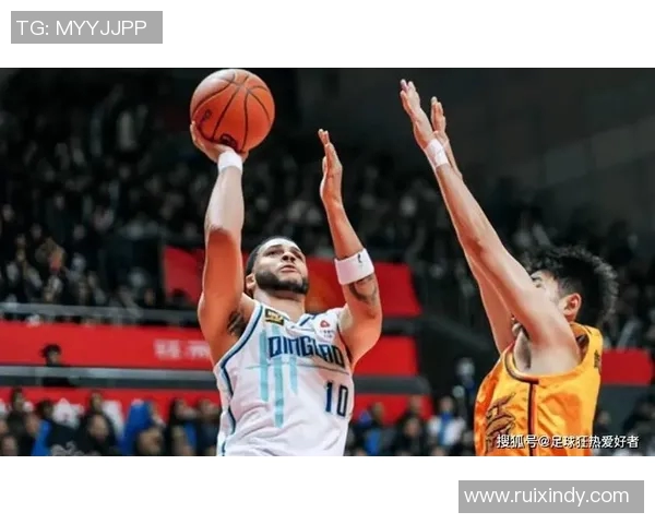 足球明星与篮球明星对位较量谁能在场上更胜一筹