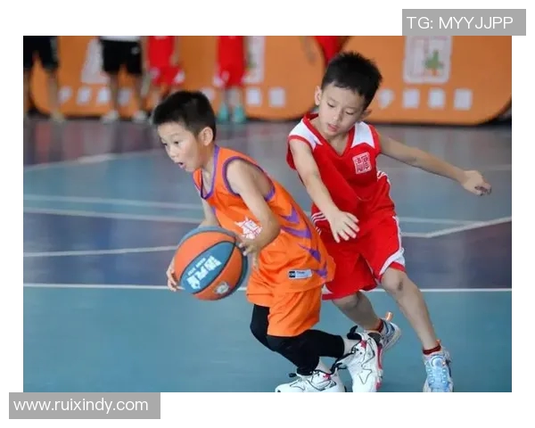 小孩篮球明星同框合影展现青春活力与梦想追逐的精彩瞬间